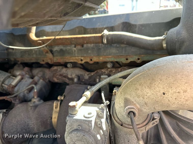 image for item LR9515 2013 Volvo VNL semi truck