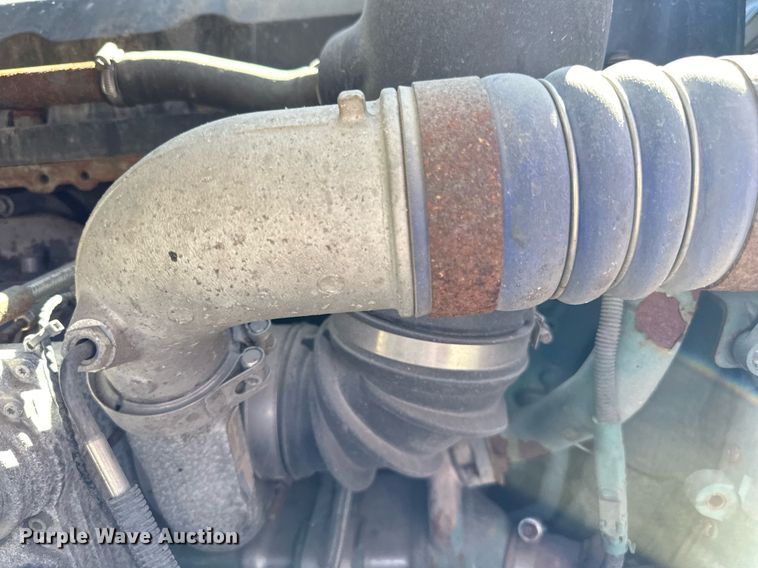 image for item LR9515 2013 Volvo VNL semi truck