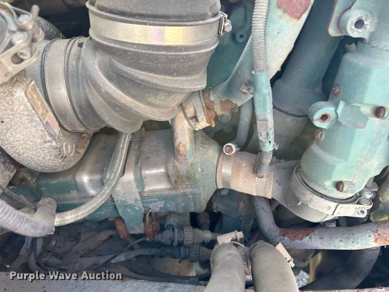 image for item LR9515 2013 Volvo VNL semi truck