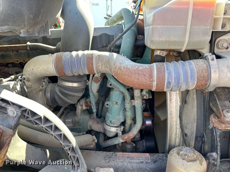 image for item LR9515 2013 Volvo VNL semi truck