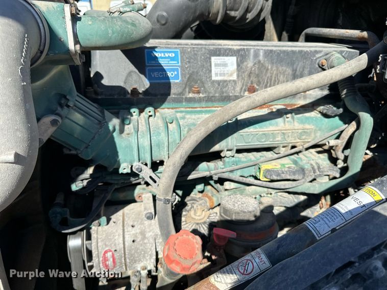 image for item LR9515 2013 Volvo VNL semi truck