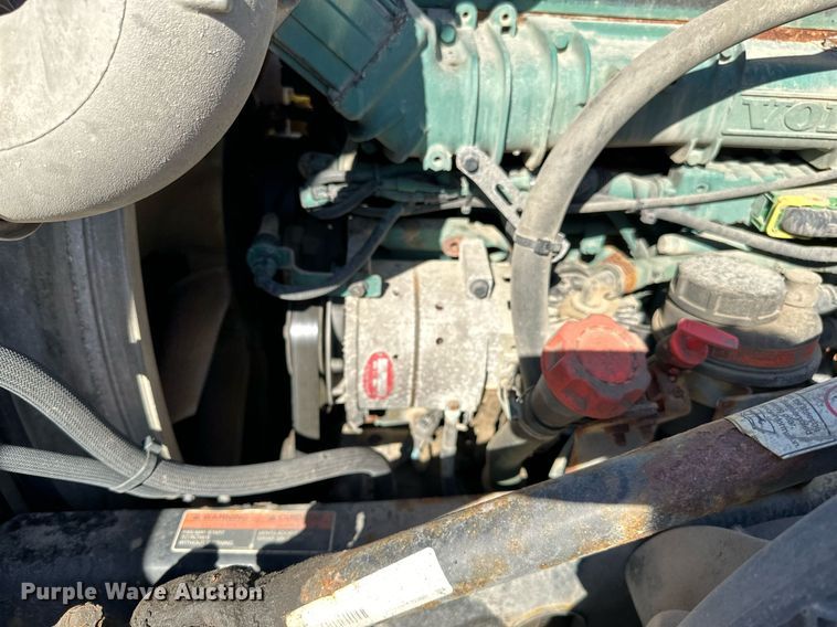 image for item LR9515 2013 Volvo VNL semi truck