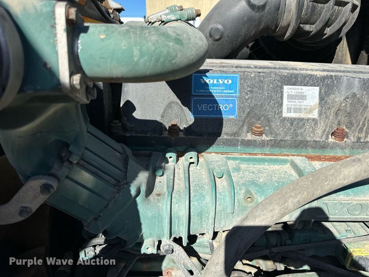 image for item LR9515 2013 Volvo VNL semi truck