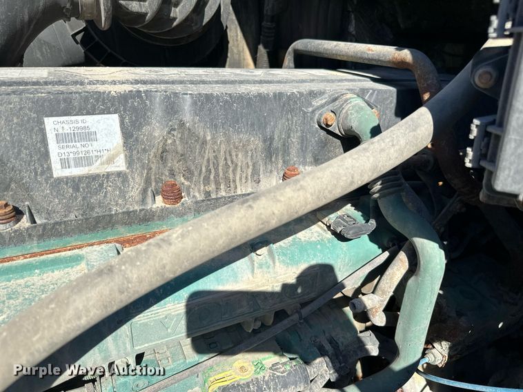 image for item LR9515 2013 Volvo VNL semi truck