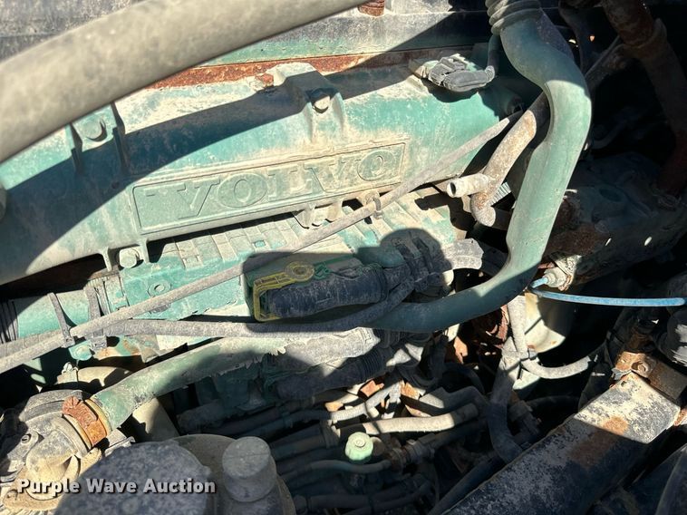 image for item LR9515 2013 Volvo VNL semi truck