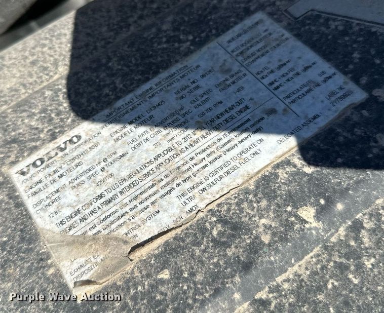 image for item LR9515 2013 Volvo VNL semi truck