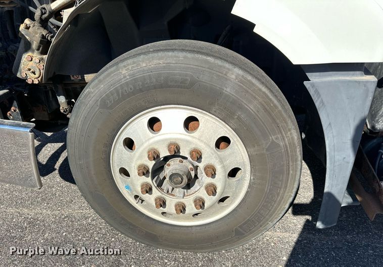 image for item LR9515 2013 Volvo VNL semi truck