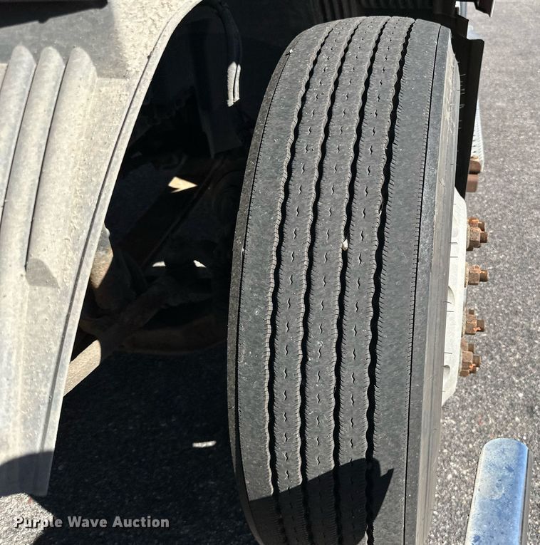 image for item LR9515 2013 Volvo VNL semi truck