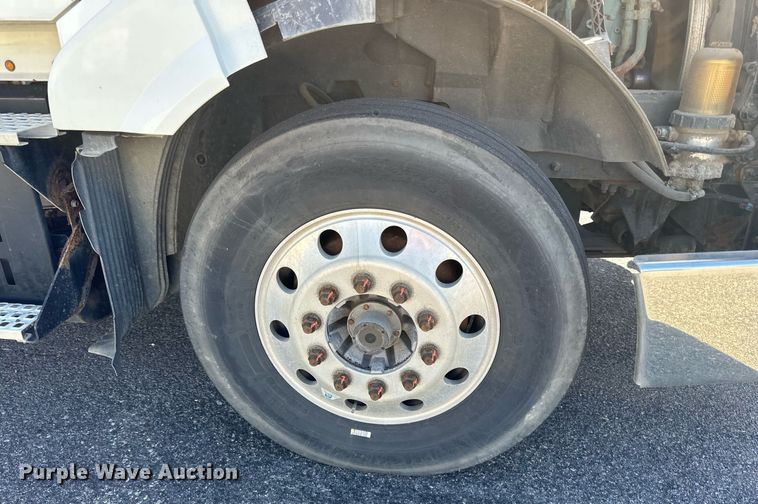 image for item LR9515 2013 Volvo VNL semi truck