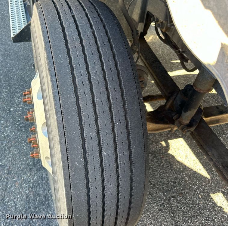 image for item LR9515 2013 Volvo VNL semi truck