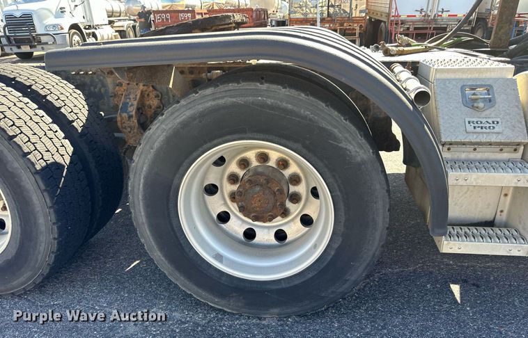 image for item LR9515 2013 Volvo VNL semi truck