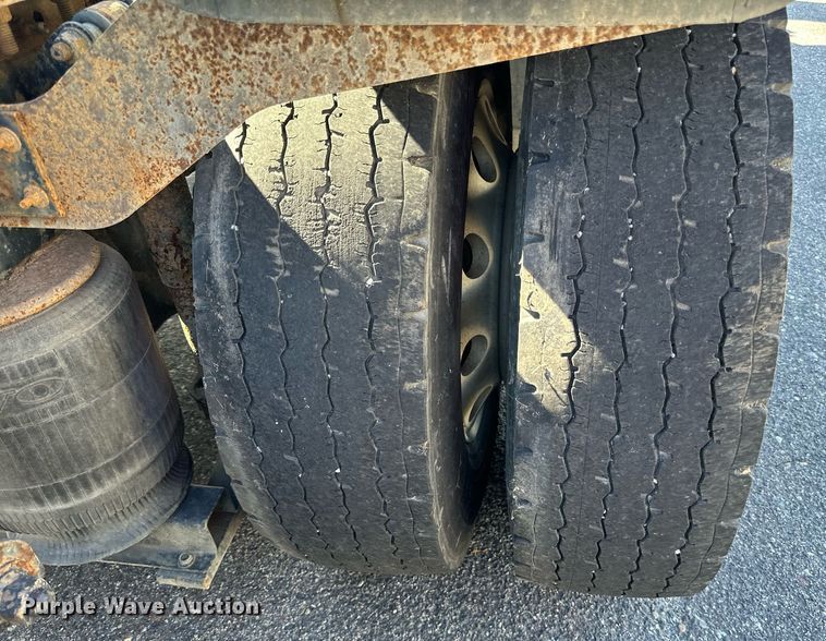 image for item LR9515 2013 Volvo VNL semi truck