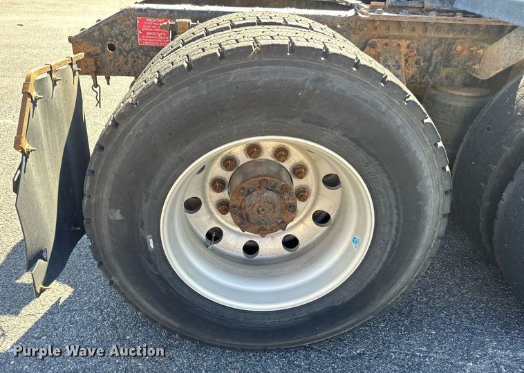 image for item LR9515 2013 Volvo VNL semi truck