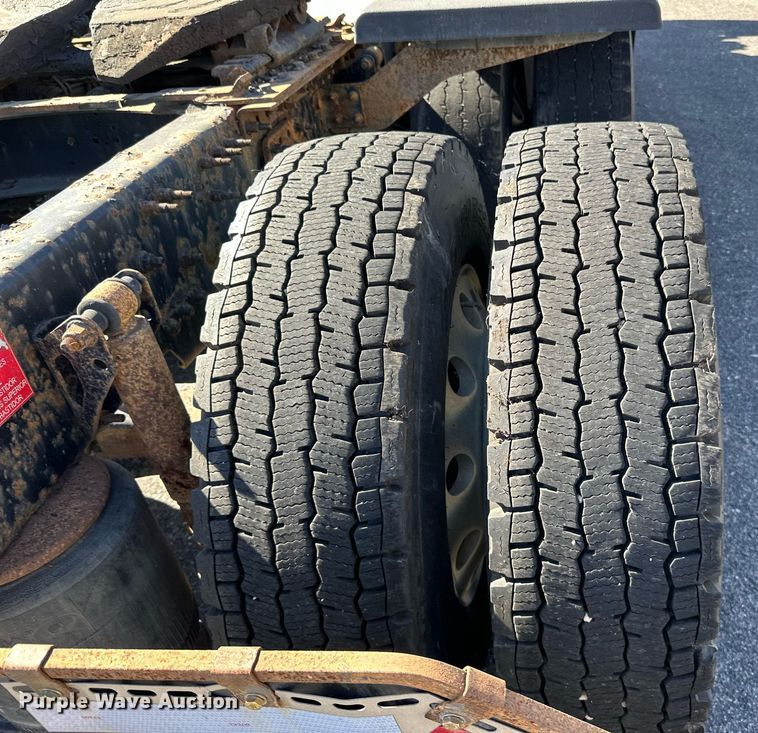 image for item LR9515 2013 Volvo VNL semi truck