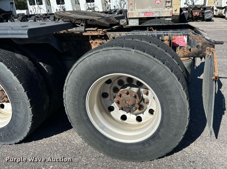 image for item LR9515 2013 Volvo VNL semi truck