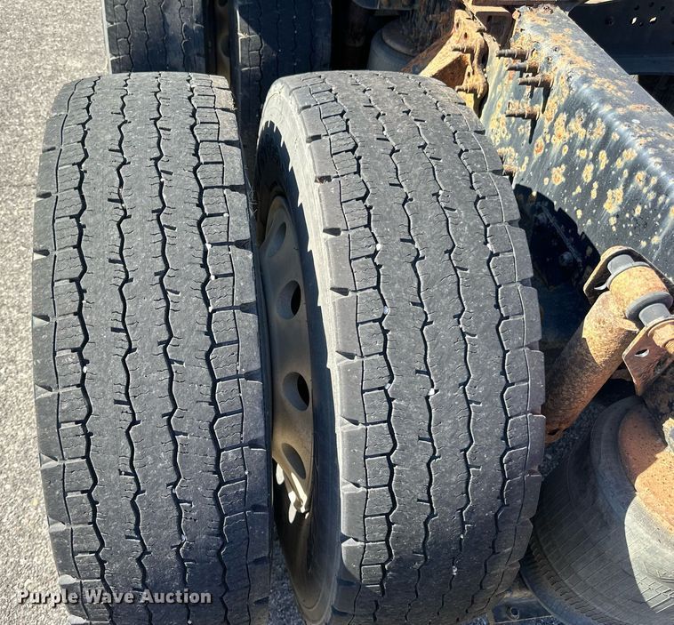 image for item LR9515 2013 Volvo VNL semi truck