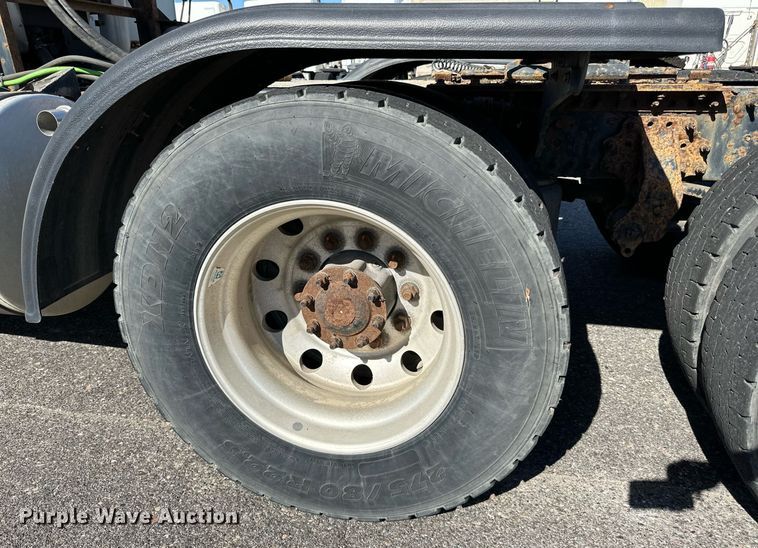 image for item LR9515 2013 Volvo VNL semi truck