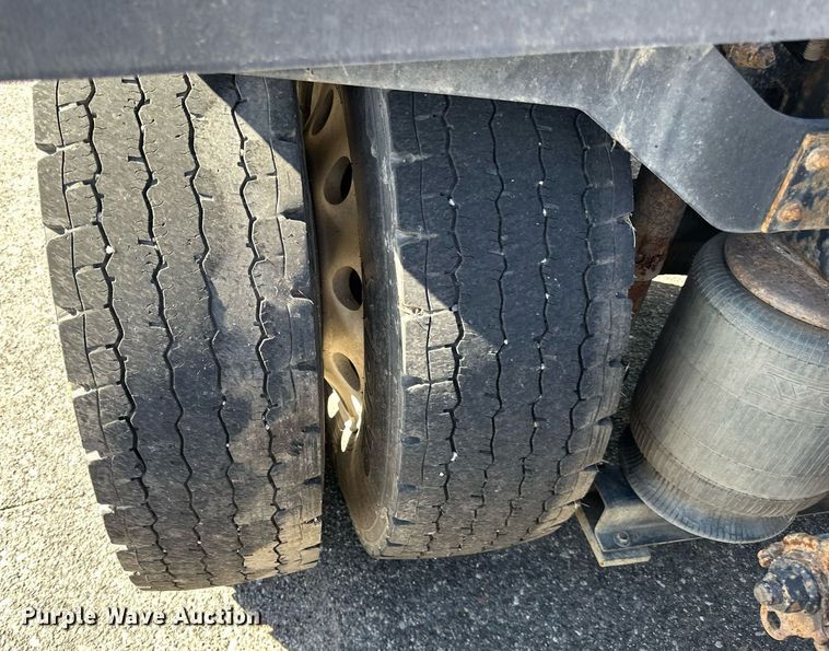 image for item LR9515 2013 Volvo VNL semi truck