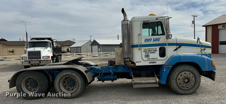 image for item MS9884 2001 Freightliner  FLD120 semi truck