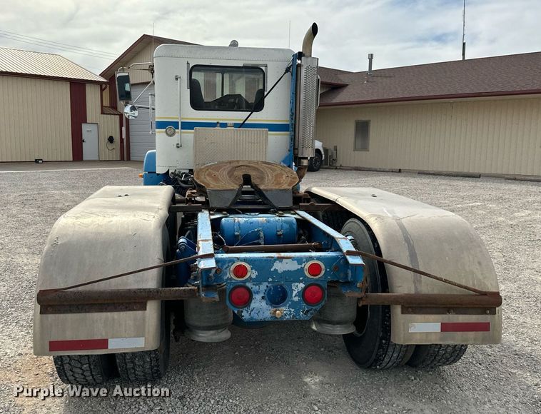 image for item MS9884 2001 Freightliner  FLD120 semi truck