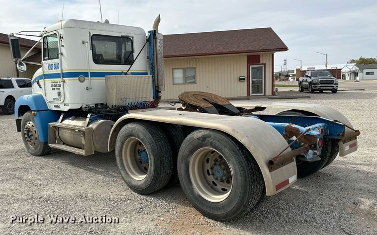 image for item MS9884 2001 Freightliner  FLD120 semi truck