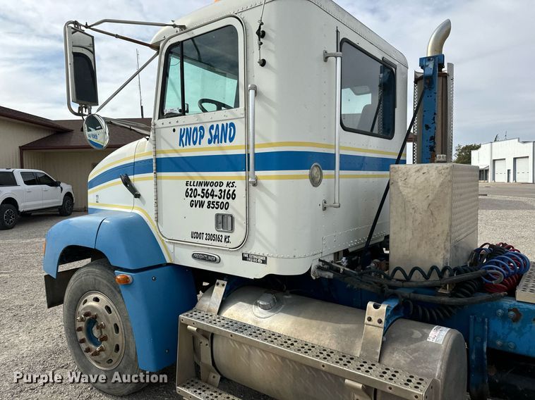 image for item MS9884 2001 Freightliner  FLD120 semi truck