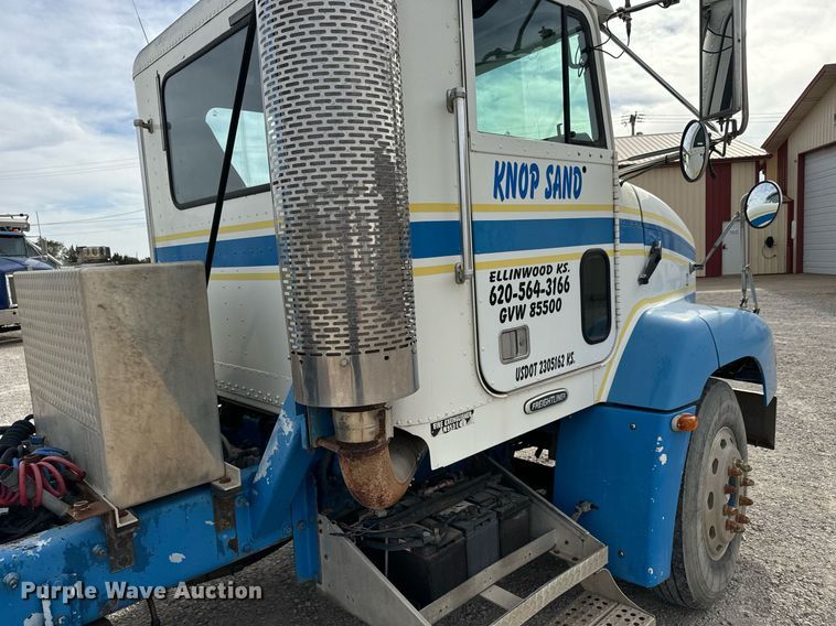 image for item MS9884 2001 Freightliner  FLD120 semi truck