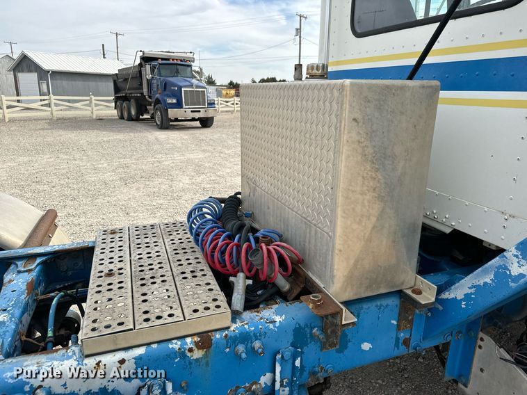 image for item MS9884 2001 Freightliner  FLD120 semi truck