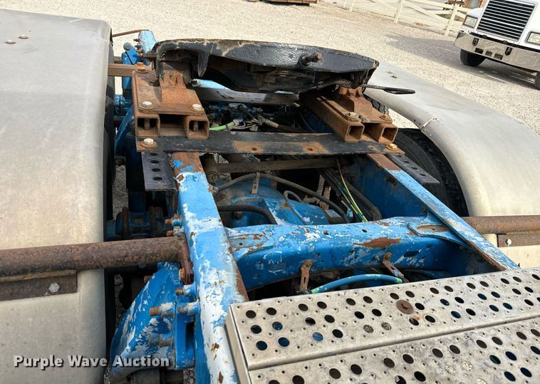 image for item MS9884 2001 Freightliner  FLD120 semi truck