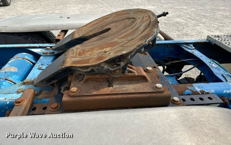 image for item MS9884 2001 Freightliner  FLD120 semi truck