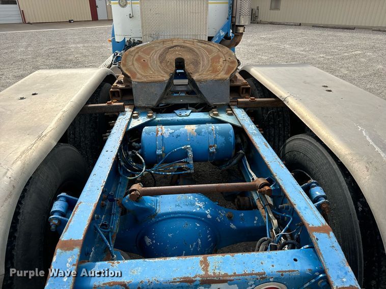 image for item MS9884 2001 Freightliner  FLD120 semi truck