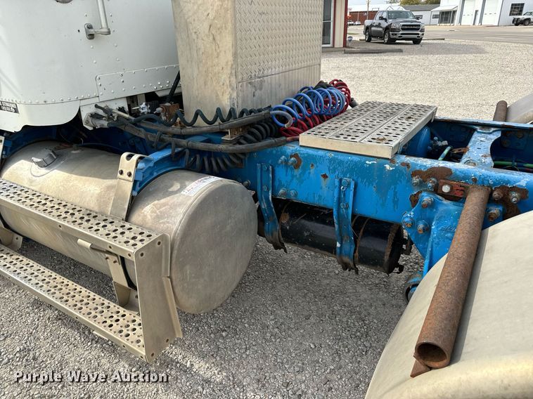 image for item MS9884 2001 Freightliner  FLD120 semi truck