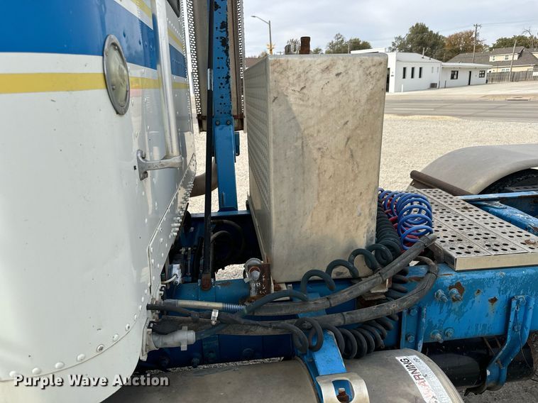 image for item MS9884 2001 Freightliner  FLD120 semi truck