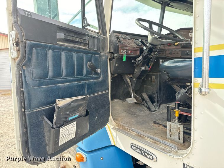 image for item MS9884 2001 Freightliner  FLD120 semi truck