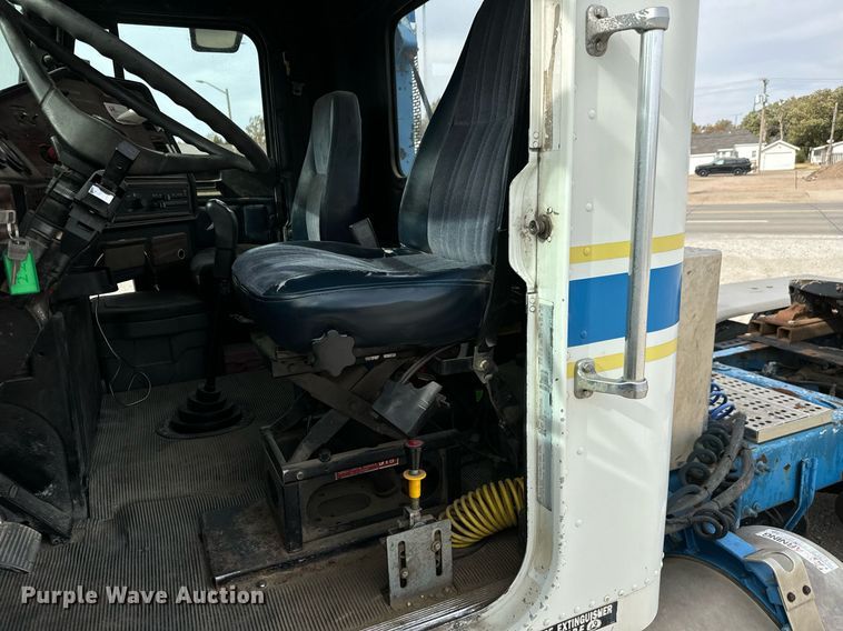 image for item MS9884 2001 Freightliner  FLD120 semi truck