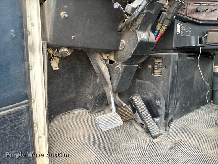 image for item MS9884 2001 Freightliner  FLD120 semi truck