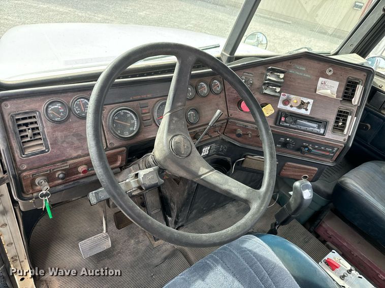 image for item MS9884 2001 Freightliner  FLD120 semi truck