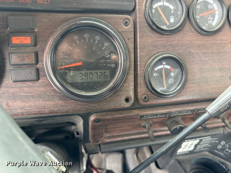 image for item MS9884 2001 Freightliner  FLD120 semi truck