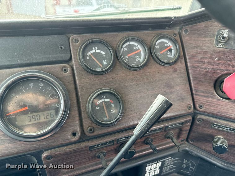 image for item MS9884 2001 Freightliner  FLD120 semi truck