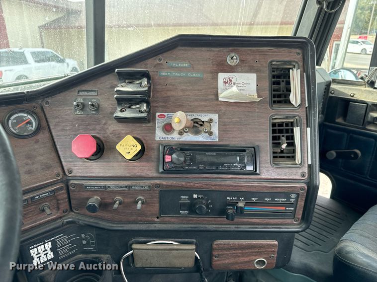 image for item MS9884 2001 Freightliner  FLD120 semi truck