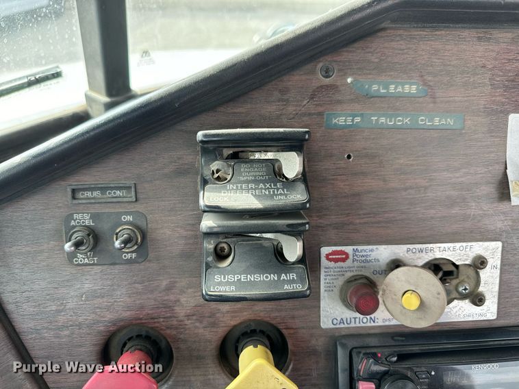 image for item MS9884 2001 Freightliner  FLD120 semi truck