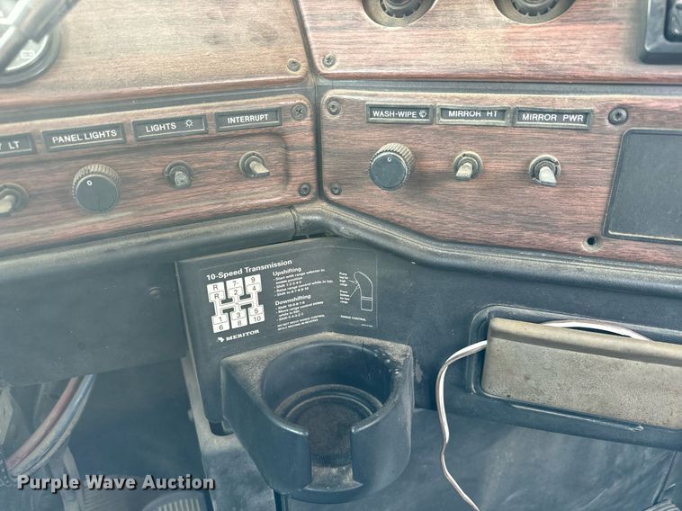 image for item MS9884 2001 Freightliner  FLD120 semi truck