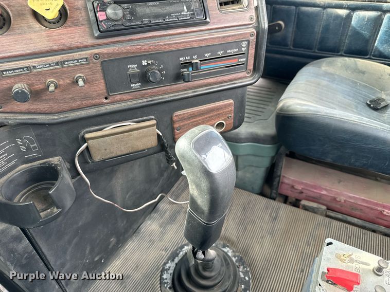 image for item MS9884 2001 Freightliner  FLD120 semi truck