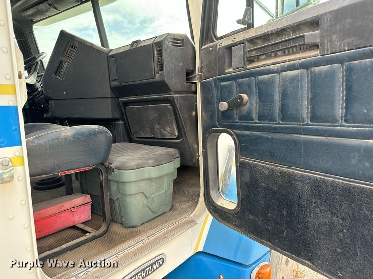 image for item MS9884 2001 Freightliner  FLD120 semi truck