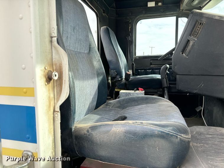 image for item MS9884 2001 Freightliner  FLD120 semi truck