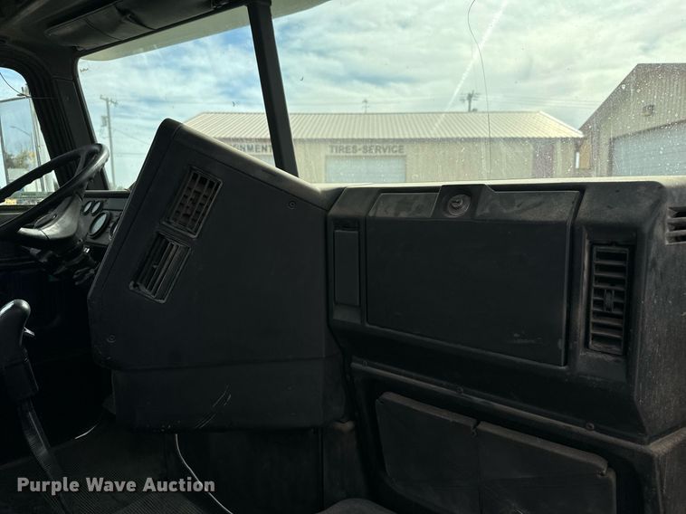 image for item MS9884 2001 Freightliner  FLD120 semi truck