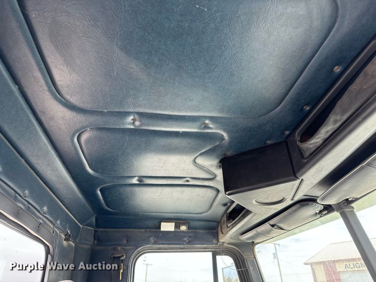 image for item MS9884 2001 Freightliner  FLD120 semi truck