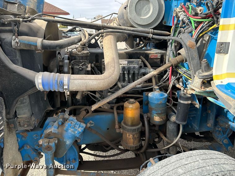 image for item MS9884 2001 Freightliner  FLD120 semi truck