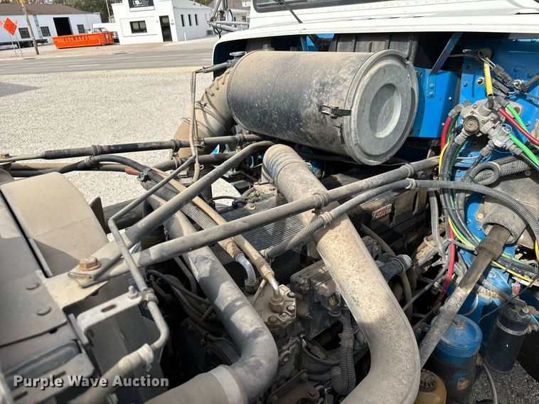 image for item MS9884 2001 Freightliner  FLD120 semi truck