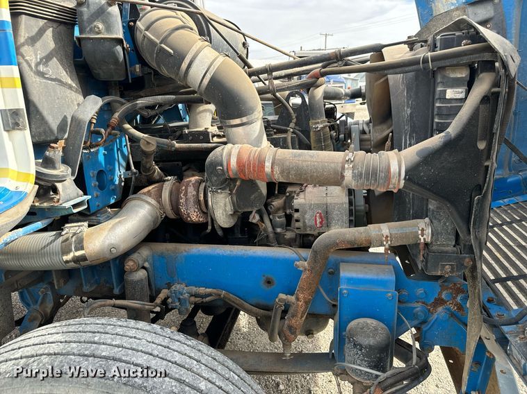 image for item MS9884 2001 Freightliner  FLD120 semi truck